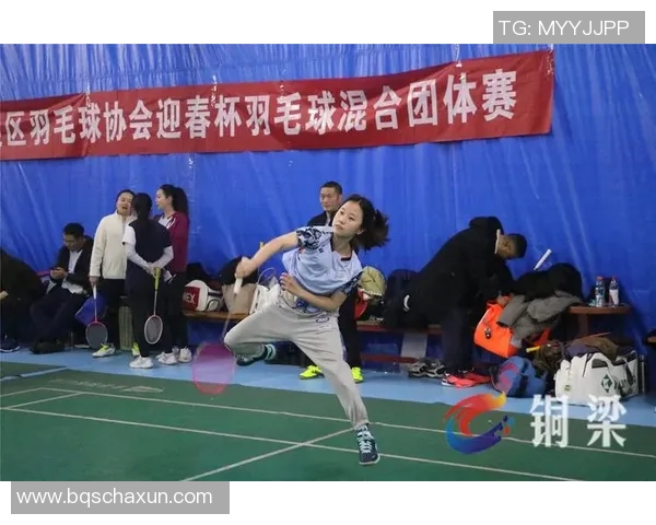 羽毛球赛事激战正酣 各路高手争锋 谁能笑傲赛场捧起冠军奖杯 羽毛球赛事激战正酣 各路高手争锋 谁能笑傲赛场捧起冠军奖杯